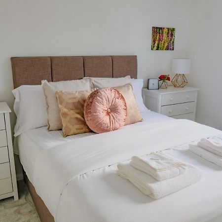 Modern & Artistic Design Humphreys Lodge - Sleep 6 CBG エクステリア 写真